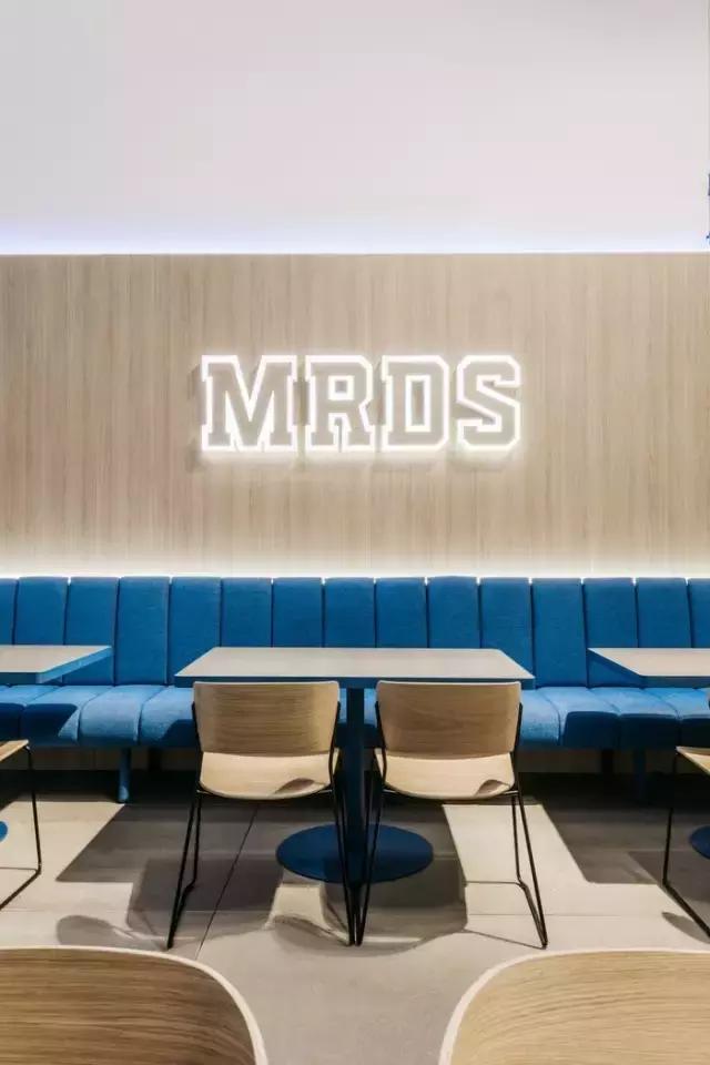 就喜歡這種天馬行空的藍(lán)，馬德里Movistar Riders辦公室設(shè)計