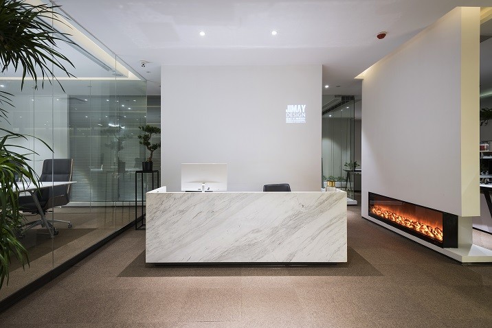 ‘少’不是空白而是精簡，‘多’不是擁擠而是＊＊。