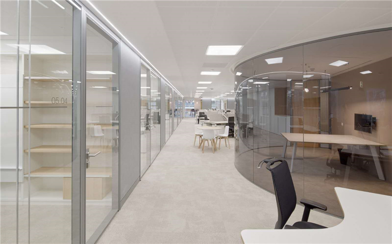 極簡風(fēng)格辦公室設(shè)計，把純凈體現(xiàn)到較高程度！